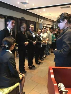 昆明佳華廣場酒店服務(wù)精英助力福照樓，共筑云南餐飲服務(wù)新標(biāo)桿——記禮儀禮節(jié)、微笑與問候?qū)ｍ?xiàng)培訓(xùn)會(huì)